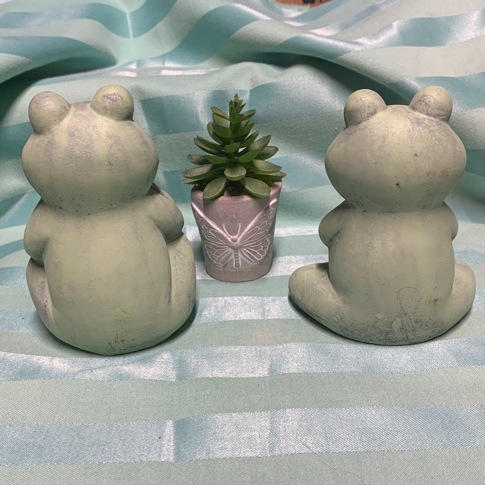 2 Green Garden Frog Figurines Painted Cement - Picture 6 of 9